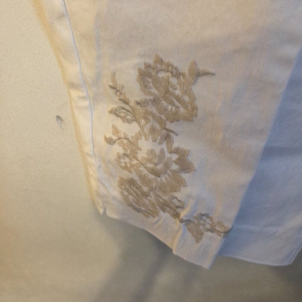 Dana Buchman M White Capri Pants w/Beige Embroidered Flowers on Legs. - Picture 3 of 5